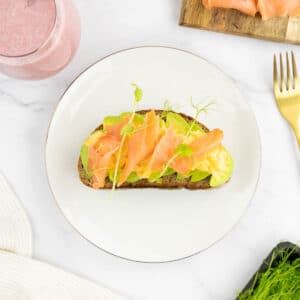 1000 calorie breakfast: avocado, eggs, smoked salmon, wholegrain toast and a mixed berry coconut milk smoothie