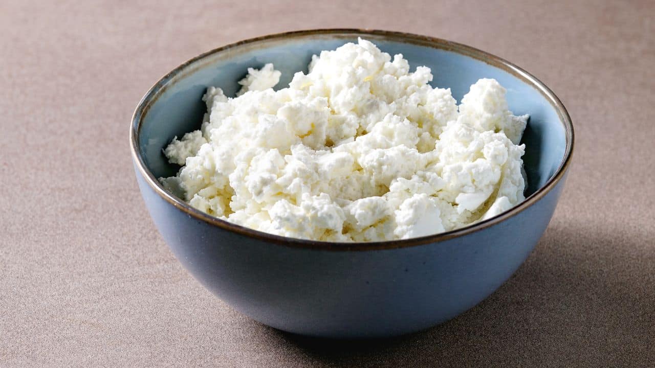 12 Healthy Foods That Can Speed Up Muscle Gain 12 Cottage cheese in a bowl